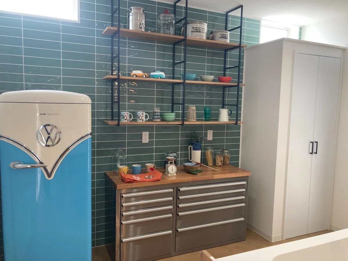 佐賀展示場のブルーのタイルとオープンシェルフ